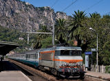The BB22359 and an italian train coming from Milano, at Beaulieu-sur-Mer.
