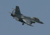 An F-16 approaching runway at Lahore (420mm, 12x zoom).jpg