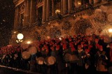La chorale de Nol des Super Rennes CANALSAT pour Vaincre la Mucoviscidose sur les marches de lOpra sous la neige - 4045