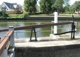 This arm operates the sluice in the upper lock gate.