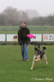 Dogfrisbee: Sandra met duitse herder Nora