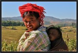 Pa-O : Mother and Child on the road to Pindaya.