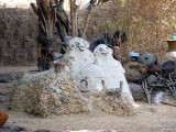 Statues des anctres dans la cour dune famille Lobi   Kampti, Burkina Faso