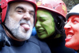 Entre Hulk Girl y Devil Woman demasiado bien escap!!