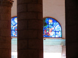 vitrail et colonnade