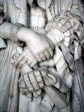 les mains de la statue