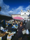 LAquila, piazza Duomo in una mattina del tradizionele mercato