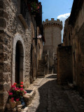 Santo Stefano di Sessanio, vicolo con vista della torre medicea