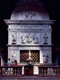 Basilica di San Bernardino da Siena, LAquila. Il mausoleo con le spoglie di San Bernardino. Silvestro dellAquila, 1504
