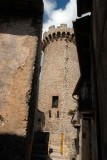 Santo Stefano di Sessanio, vicolo con vista della torre medicea