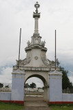 Monumento Frente al Area Deportiva y Cementerio