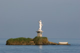 Estatua en una Pequea Isla, en la Playa Barique