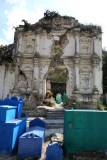 Ruina de Iglesia al Medio del Cementero Local