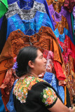 Vendedora de Ropa Tipica en el Mercado Local