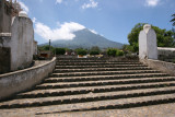 Escalera de Ingreso a la Plaza Principal (fondo: Volcan de Agua)