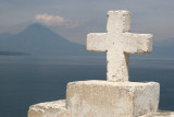 Cruz Frente a la Iglesia Catolica (volcan San Pedro al fondo)