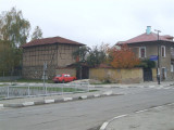 Pirdop 28.10.07 13 modern House with 400 yr old add on.JPG