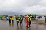 Onderweg vanaf het parkeerterrein naar de site
