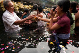 Cleansing bath in the temple pool at Pura Tirta Empul Tapaksiring _CWS6271.jpg