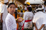 Young girl at the temple _MG_2233.jpg