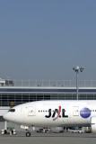 JAPAN AIRLINES BOEING 777 200 NGO RF IMG_5456.jpg
