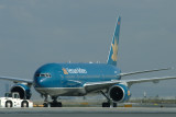 VIETNAM AIRLINES BOEING 777 200 KIX RF IMG_5188.jpg