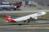 QANTAS AIRBUS A330 300 PER RF IMG_5833.jpg