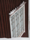 Eteisen ikkuna kuistin katolta kuvattuna