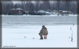 Pêcheur sur glace, plein d'espoir pour son souper.