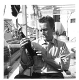 55 Kjell Nilsen og lflaska.jpg