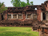 Outer wall (kamphaeng kaew), close up