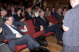 Burgemeester Louis Tobback en Rector Mark Waer zetten stoel klaar voor Zr. Jeanne Devos