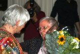 Lieve Snellings geeft bloemen van Corinne Kumar en  Indische vrouwen aan Zr. Jeanne Devos