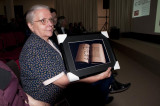 Zr. Jeanne Devos met geschenk