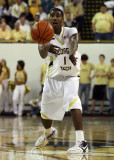 Yellow Jackets G Shumpert delivers a pass to one of his teammates
