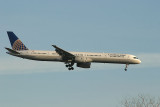 The long, thin Continental 757-300 approaches EWR