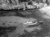 1960 : un petit bateau, comme un ornement au fond de la calanque