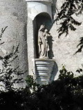 Une Vierge  lEnfant dans le parc