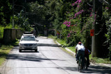 Las bicicletas y las flores de buganvillas son parte del emvairoment de Panajachel