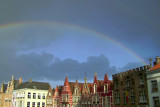 Regenboog boven Brugge