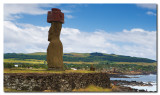 Moai Kote Riku con Hanga Roa al fondo