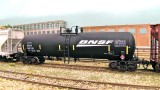BNSF 880128 - Athearn RTC 20,900 Gallon Tank Car