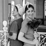 (365 - 320) Pobres chicas, las que tienen que servir...