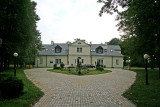 Manor House in Roskosz on the front