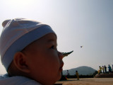 Baby and Kite (19-11-2007)