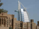 Burj Al Arab di belakang