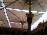 payung raksasa di bagian tengah Masjid Nabawi