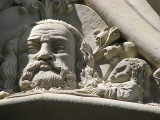 sur le portique de la cathédrale