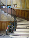deux vélos près des escaliers
