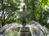 une fontaine au jardin anglais